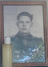 Poniendo flores al la tumba veterano de la Gran Guerra Patria S.Kuzmichev en Santa-Cruz