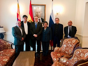 Reunion en la Embajada con ex-becarios rusos Reunion en la Embajada con ex-becarios rusos